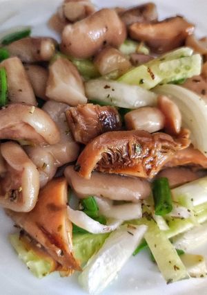 Фото Салат з маринованими грибочками.