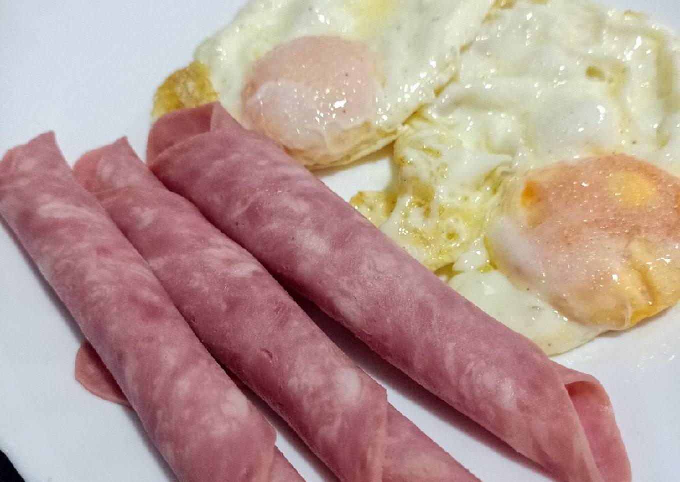 Huevos fritos con enrollados de chopped