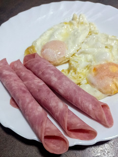 Una foto de Huevos fritos con enrollados de chopped
