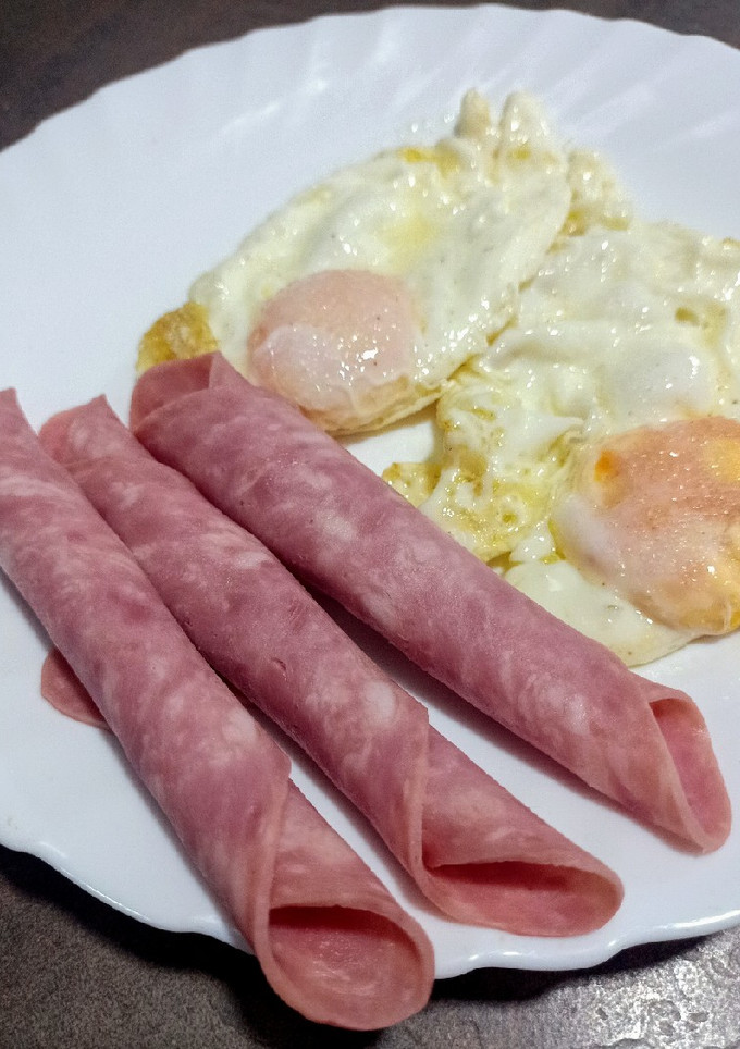 Una foto de Huevos fritos con enrollados de chopped