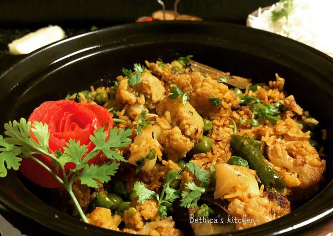 Recipe of Favorite Phoolkophir Muri Ghonto (Cauliflower cooked with Rice - Bengali style)