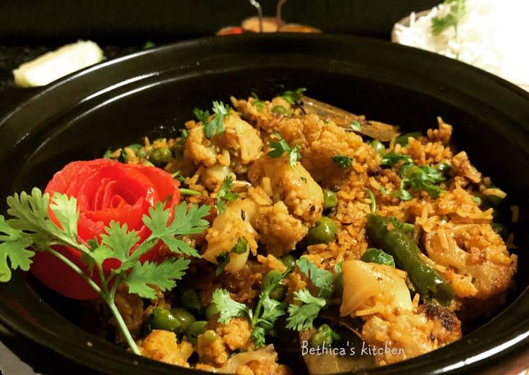 Steps to Prepare Perfect Phoolkophir Muri Ghonto (Cauliflower cooked with Rice - Bengali style)
