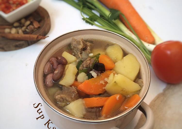 Bagaimana Menyiapkan Sup Daging dengan Kacang Merah yang Bikin Ngiler