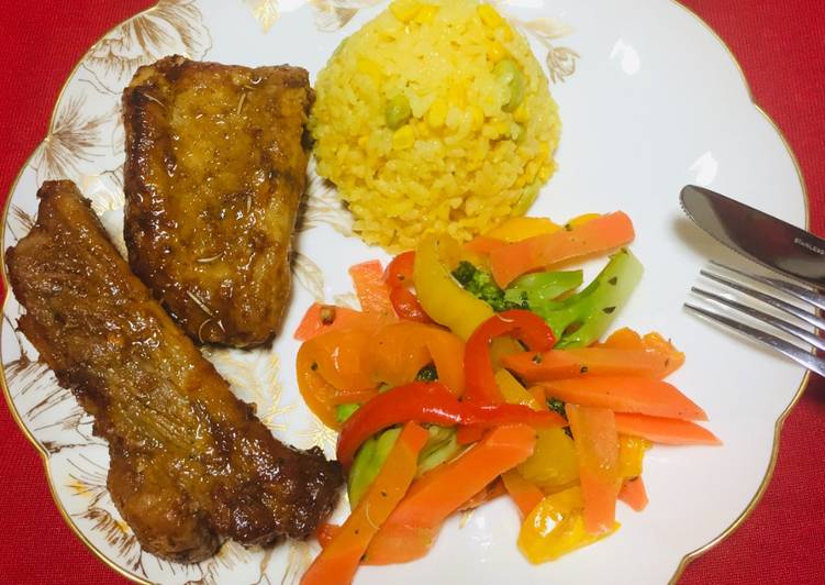 Arroz con Azafrán y costillas de Cerdo al Horno a la BBq con Ensalada