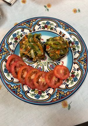 Una foto de Portobello relleno de flor de calabaza