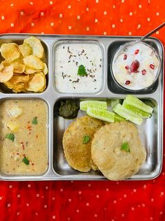 फलाहारी पूरी सब्जी (Falahari Poori Sabzi Recipe in Hindi) रेसिपी मुख्य फोटो