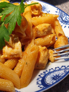 Una foto de Pasta con pollo al limón y vino manzanilla