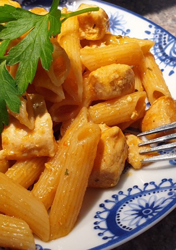 Una foto de Pasta con pollo al limón y vino manzanilla