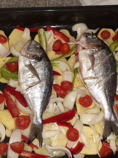 Una foto de Dorada al horno con patatas