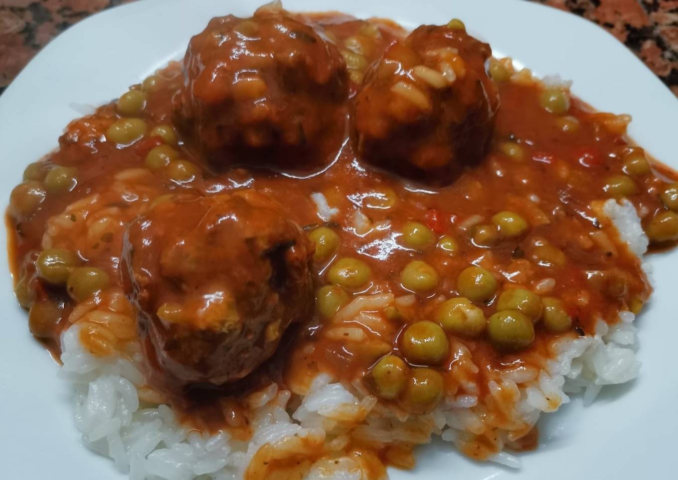 Albóndigas de carne y aceitunas