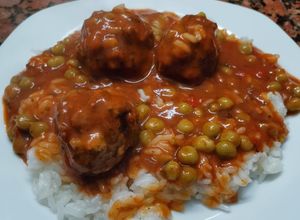 Una foto de Albóndigas de carne y aceitunas