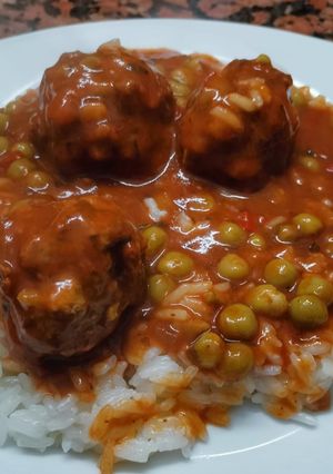 Una foto de Albóndigas de carne y aceitunas