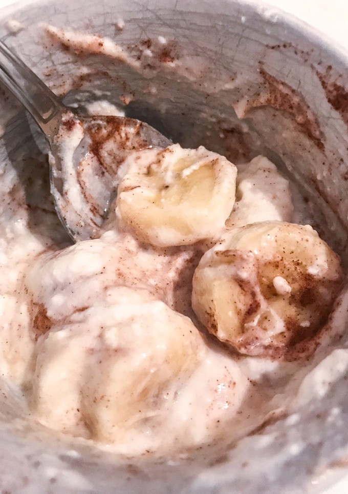 Una foto de Yogur con plátano, miel y canela