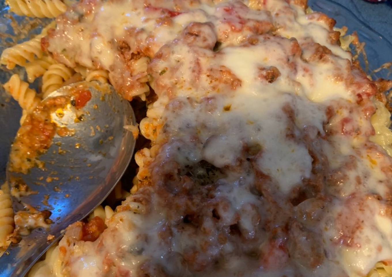 Pasta con carne y queso al horno