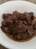 Carne de res en salsa de vino y champiñones
