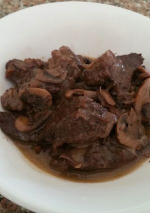 Una foto de Carne de res en salsa de vino y champiñones