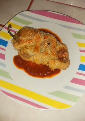Una foto de Rollo de chile poblano hojaldrado