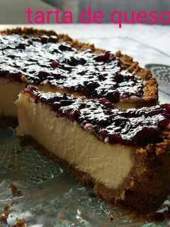 Una foto de Tarta de queso y mermelada de arándanos