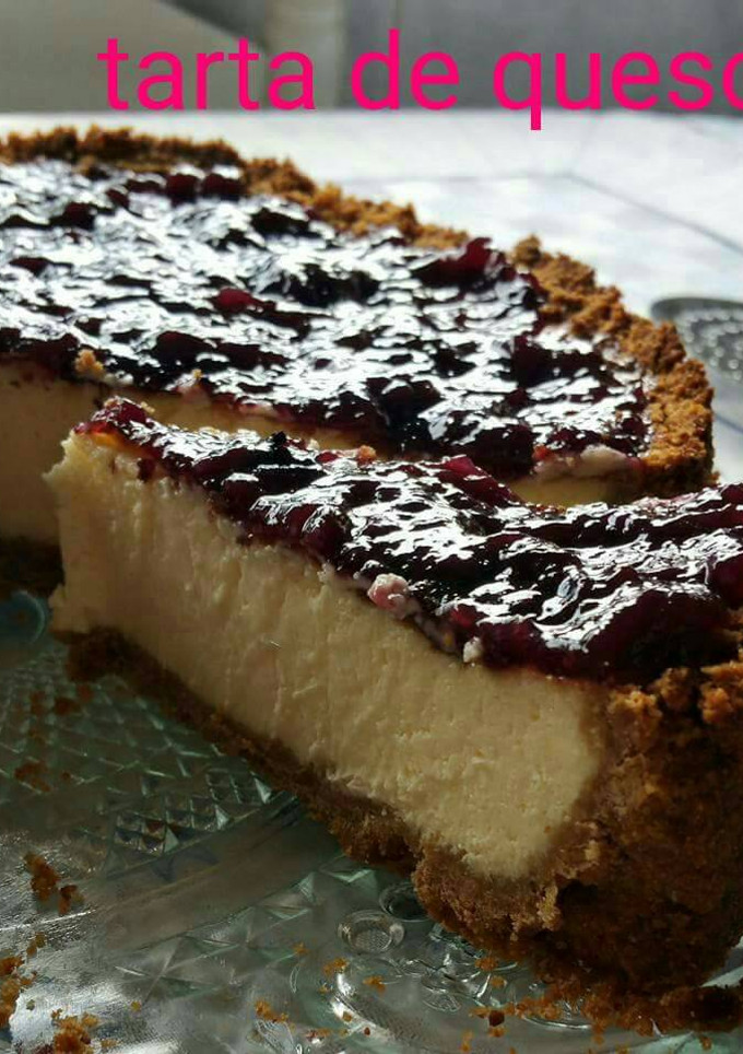 Una foto de Tarta de queso y mermelada de arándanos