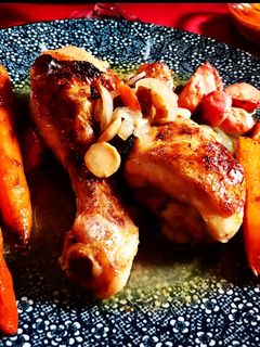 Una foto de Muslitos de pollo al horno con verduras glaseadas