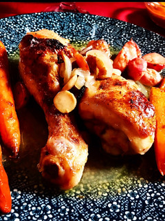 Una foto de Muslitos de pollo al horno con verduras glaseadas