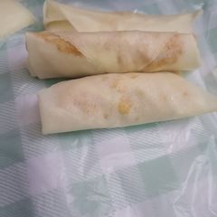 A picture of Cheesy Chicken spring rolls.