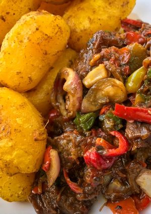 A picture of Baked irish potatoes and beef sauce.