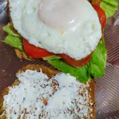 Una foto de Sándwich con Philadelphia, huevo frito, lechuga y tomate