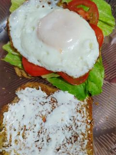 Una foto de Sándwich con Philadelphia, huevo frito, lechuga y tomate