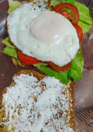 Una foto de Sándwich con Philadelphia, huevo frito, lechuga y tomate