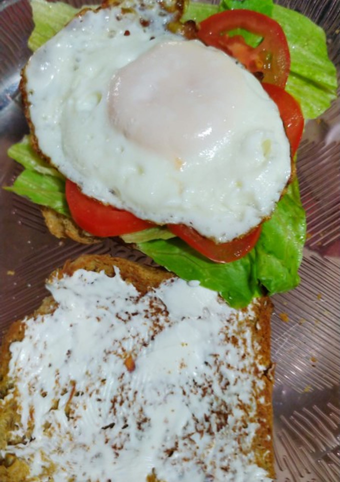 Una foto de Sándwich con Philadelphia, huevo frito, lechuga y tomate