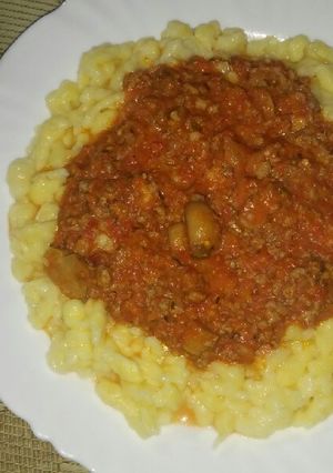 Una foto de Spetzler con salsa bolgnesa