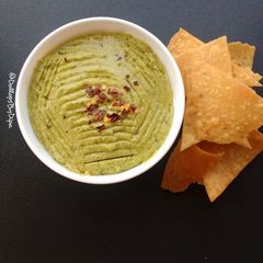 Green garbanzo hummus A picture of Green garbanzo hummus.