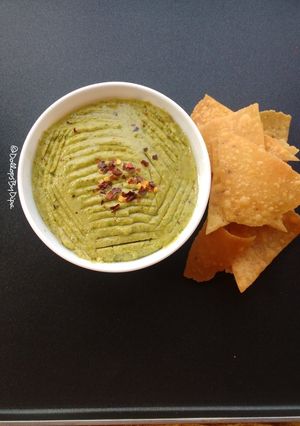 A picture of Green garbanzo hummus.