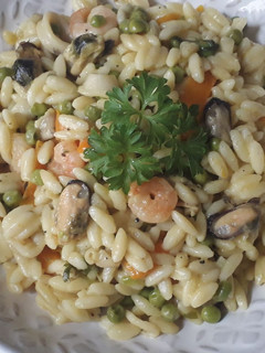 Una foto de Pasta orzo con marisco