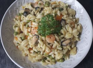 Una foto de Pasta orzo con marisco