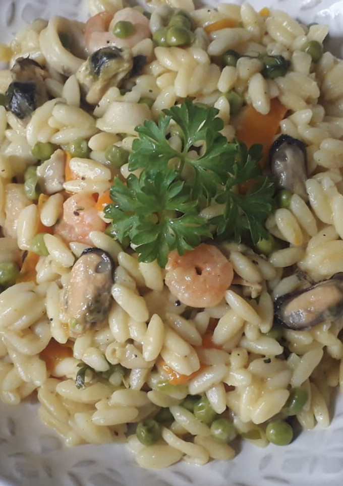 Una foto de Pasta orzo con marisco