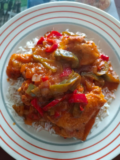 Una foto de Pollo a la vasca (poulet basquaise)