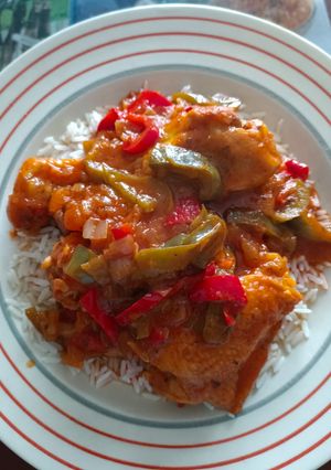 Una foto de Pollo a la vasca (poulet basquaise)