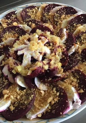 Une photo de Salade de betteraves rouges et mozzarella di buffala aux cacahuètes et citron confit