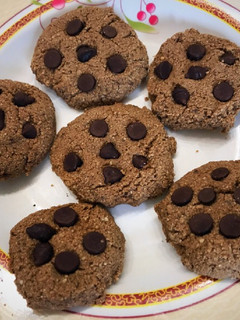 Una foto de Cookies con chips de chocolate crujientes y deliciosas en 5 minutos!😉🍪 aptas pascuas judías!