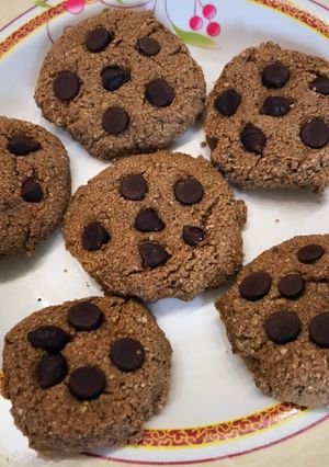 Una foto de Cookies con chips de chocolate crujientes y deliciosas en 5 minutos!😉🍪 aptas pascuas judías!