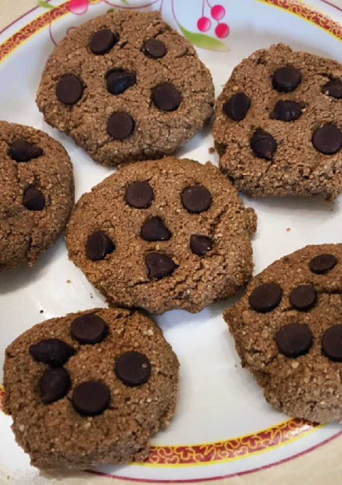 Una foto de Cookies con chips de chocolate crujientes y deliciosas en 5 minutos!😉🍪 aptas pascuas judías!