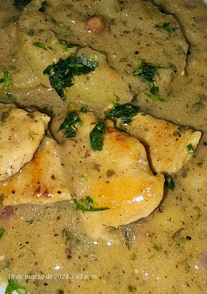 Una foto de Pollo con patatas en salsa verde