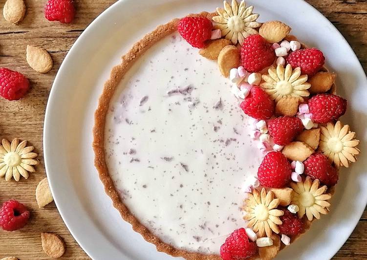 Crostata con confettura di fragole e panna cotta