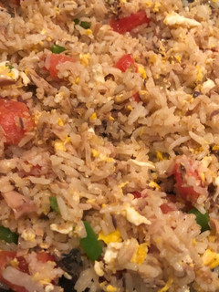 Una foto de Arroz salteado con atún