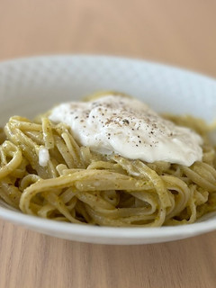 Una foto de Tallarines con burrata y pesto de pistacho & limón