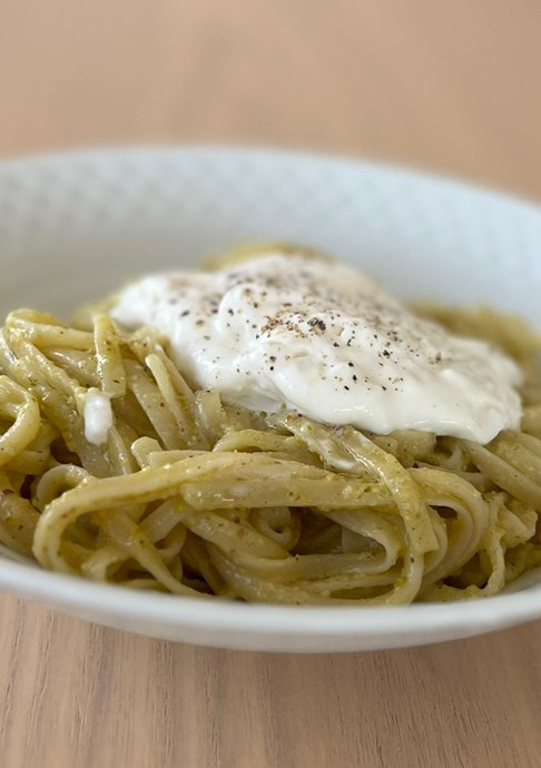 Una foto de Tallarines con burrata y pesto de pistacho & limón