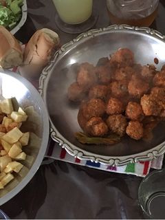 Una foto de Albóndigas con papas fritas