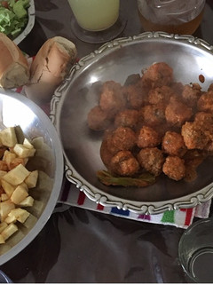 Una foto de Albóndigas con papas fritas